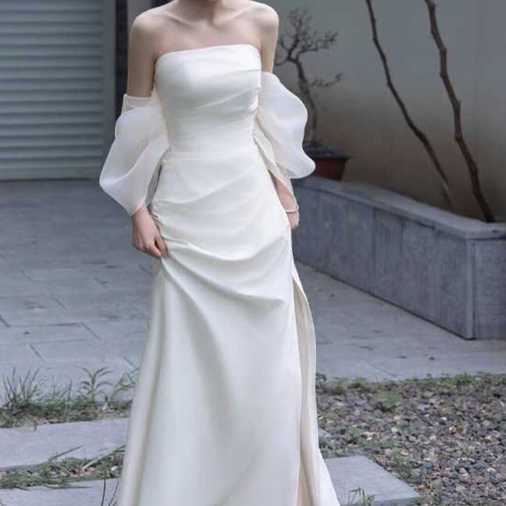 The main wedding dress